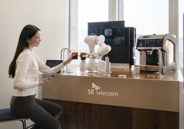 SK텔레콤이 두산로보틱스와 함께 출시한 무인 커피로봇 서비스 ‘AI바리스타로봇’(사진=SK텔레콤)