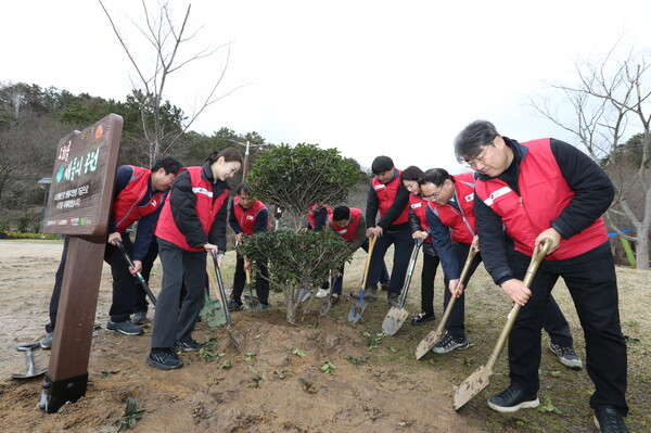 LG생활건강 임직원과 울산 지역사회 관계자들이 지난 26일 울산 양정동 오치골공원에서 나무를 심고 있다. (사진=LG생활건강)