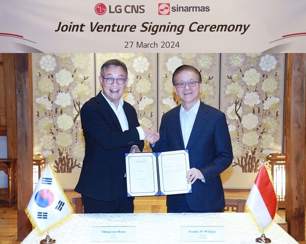 현신균 LG CNS 대표(왼쪽)와 시나르마스 프랭키 우스만 위자야 회장이 합작투자 계약을 체결하는 모습 (사진=LG CNS)