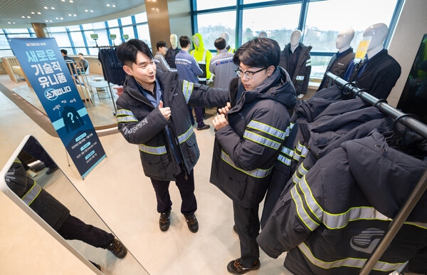 서울 강서구 본사에서 대한항공 직원들이 신규 안전 현장 유니폼을 시착해보는 모습. (사진=대한항공)