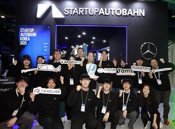 메르세데스-벤츠 코리아가 국내 유망 스타트업 지원 강화 위해 창업진흥원과 ‘어라운드 X’ 운영 협력 업무협약을 체결했다. (사진=벤츠 코리아) ©팝콘뉴스