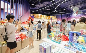 현대百 "여기가 디즈니 랜드?"...'디즈니 스토어' 팝업스토어 첫 공개 - 뉴스 썸네일 이미지